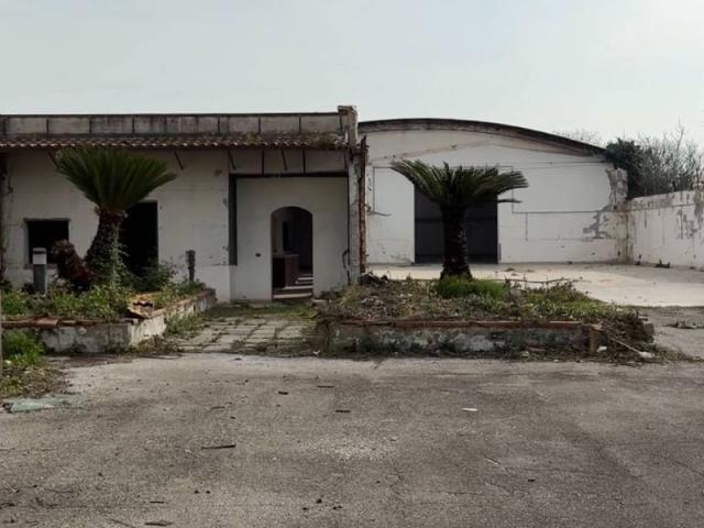 Locale Commerciale in vendita a Centro Storico, Caserta
