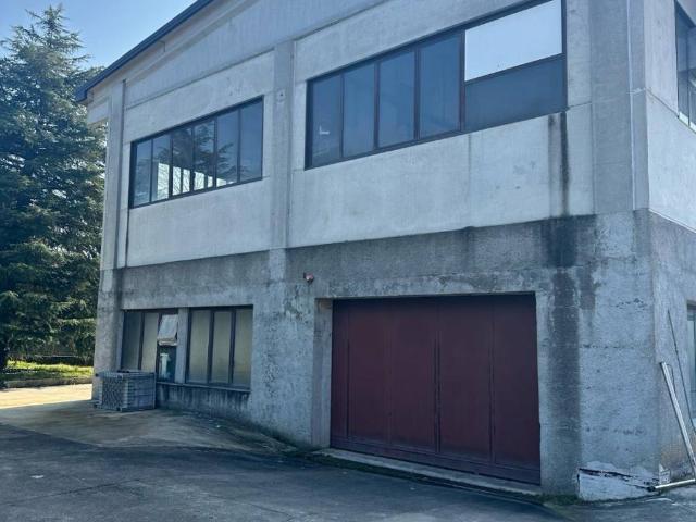 Locale Commerciale in vendita a Casnate con Bernate, Casnate