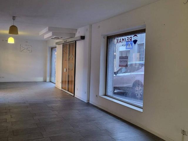 Locale Commerciale in vendita a Casnate