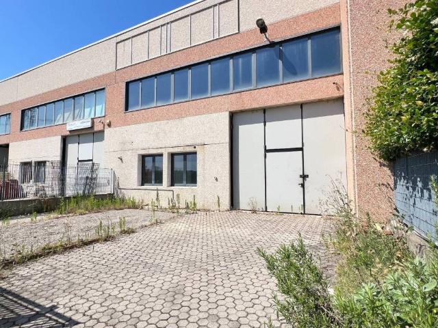 Locale Commerciale in vendita a Casorate Primo, Lombardia