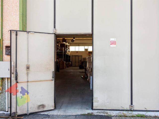 Locale Commerciale in vendita a Casorate Primo, Lombardia