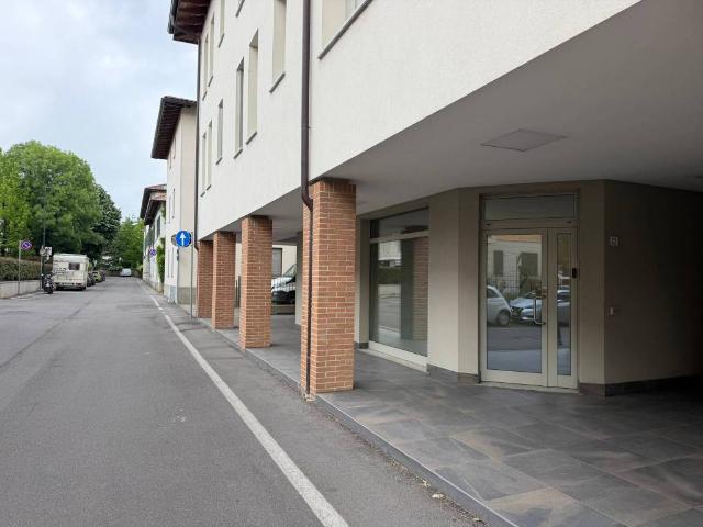 Locale Commerciale in vendita a Cassano D'adda, Lombardia