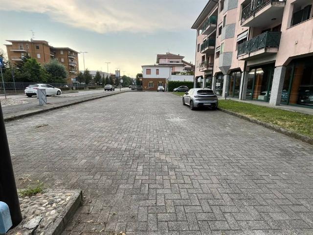 Locale Commerciale in vendita a Cassano D'adda, Lombardia
