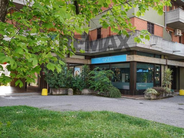 Locale Commerciale in vendita a Cassano D'adda, Lombardia