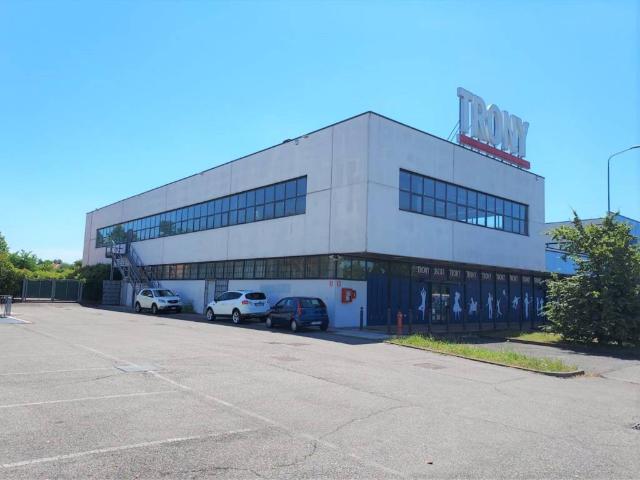 Locale Commerciale in vendita a Cassano D'adda, Lombardia