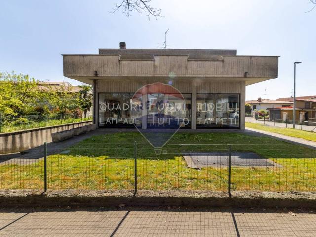 Locale Commerciale in vendita a Cassano D'adda, Lombardia