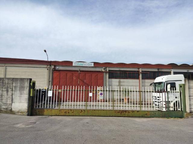 Locale Commerciale in vendita a Cassano D'adda, Lombardia