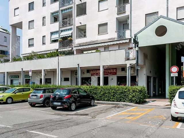 Locale Commerciale in vendita a Cassano D'adda, Lombardia