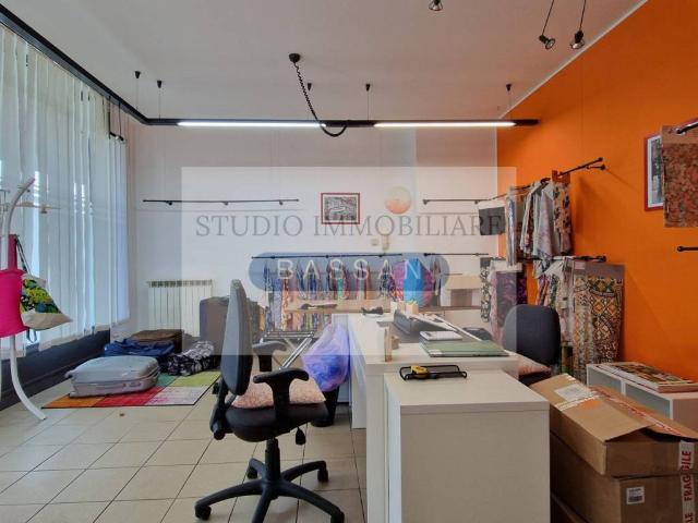 Locale Commerciale in vendita a Villa, Cassano Magnago