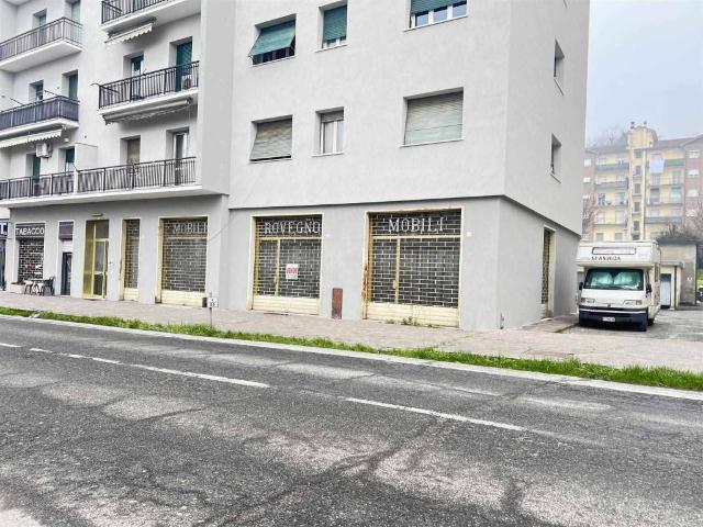Locale Commerciale in vendita a Piemonte, Alessandria