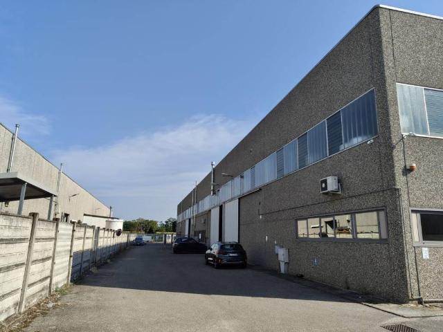 Locale Commerciale in vendita a Cassinetta Di Lugagnano, Lombardia