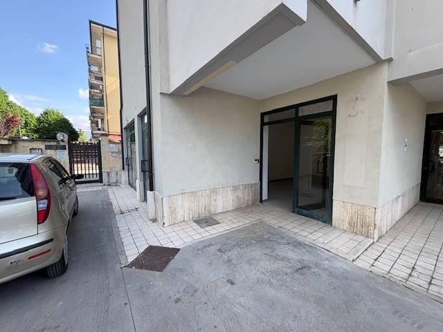 Locale Commerciale in vendita a San Silvestro, Cassino