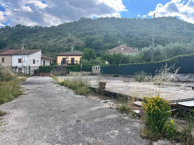 Locale Commerciale in vendita a Monterotondo, Cassino