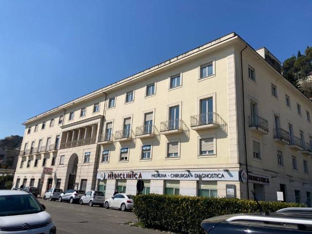 Locale Commerciale in vendita a San Silvestro, Cassino