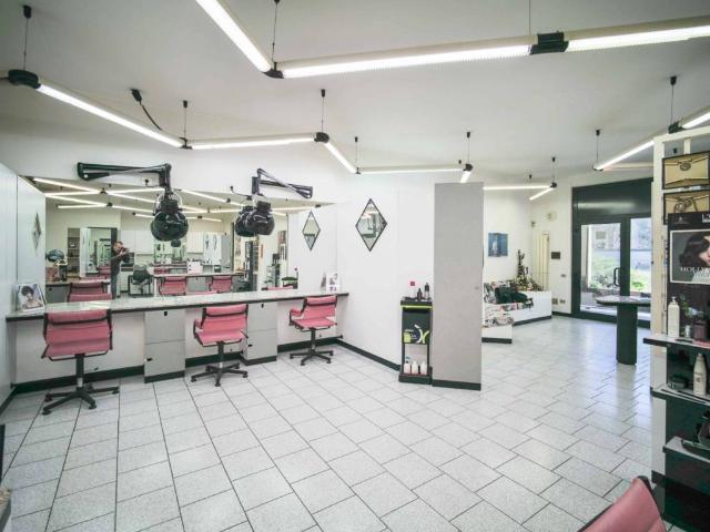 Locale Commerciale in vendita a Castano Primo, Lombardia
