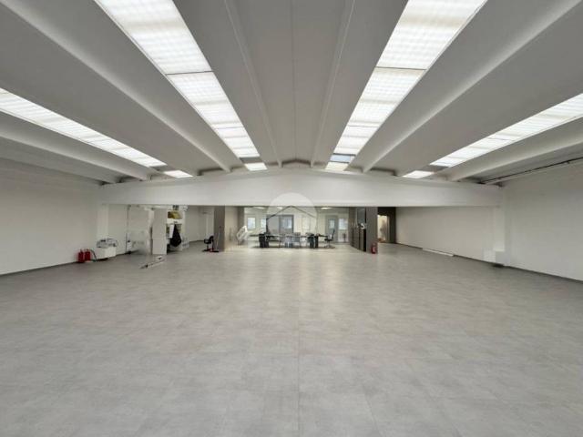 Locale Commerciale in vendita a Castegnato, Lombardia