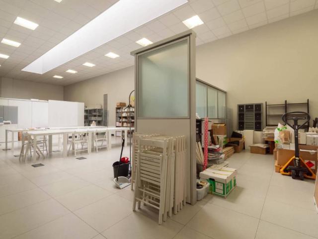 Locale Commerciale in vendita a Castel D'azzano, Veneto