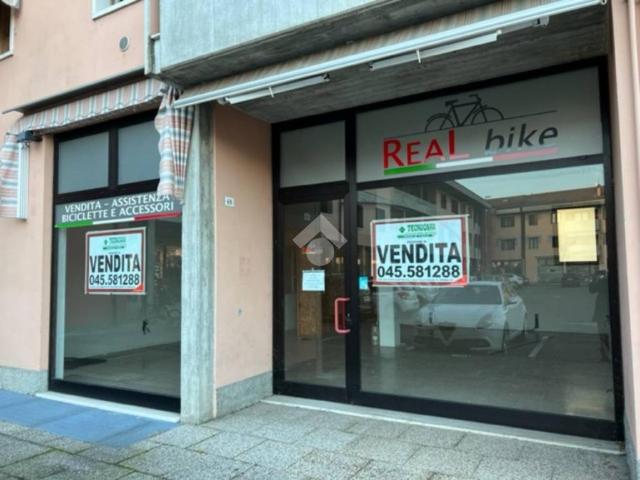 Locale Commerciale in vendita a Azzano, Castel D'azzano