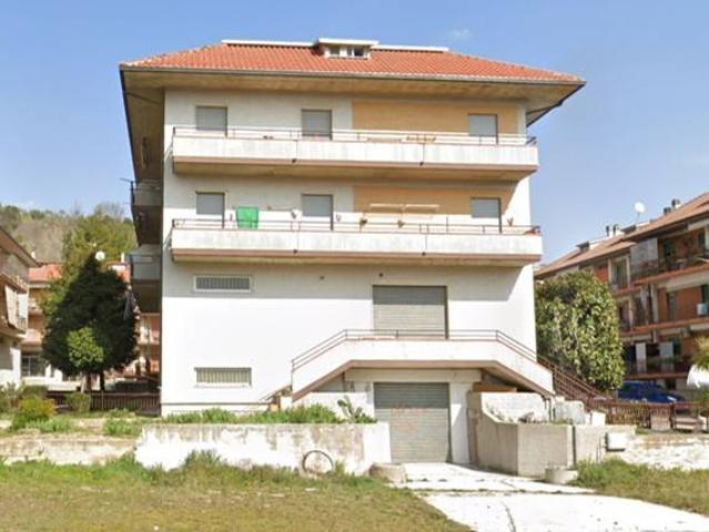 Locale Commerciale in vendita a Villa Sant'Antonio, Marche