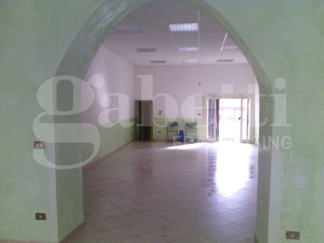 Locale Commerciale in vendita a Castel Di Sangro, Abruzzo