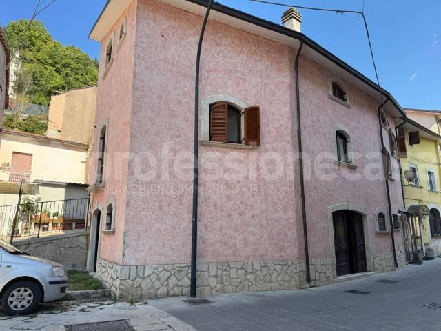 Locale Commerciale in vendita a Castel Di Sangro, Abruzzo