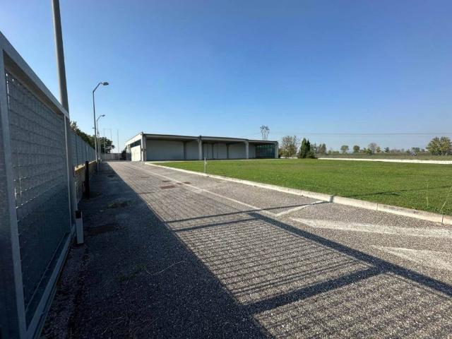 Locale Commerciale in vendita a Castel Goffredo, Lombardia