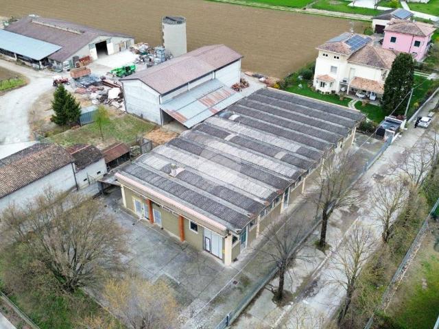 Locale Commerciale in vendita a Castel Goffredo, Lombardia