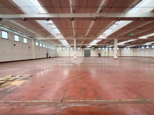 Locale Commerciale in vendita a Castel Goffredo, Lombardia