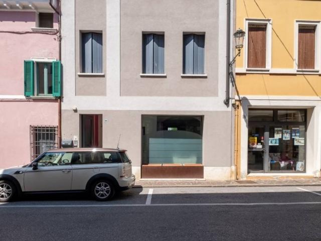 Locale Commerciale in vendita a Castel Goffredo, Lombardia