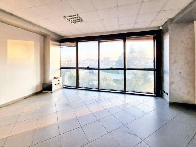 Locale Commerciale in vendita a Nuovo Circondario Imolese, Castel Guelfo Di Bologna