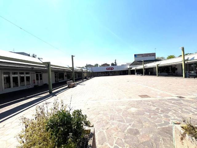Locale Commerciale in vendita a Nuovo Circondario Imolese, Castel San Pietro Terme