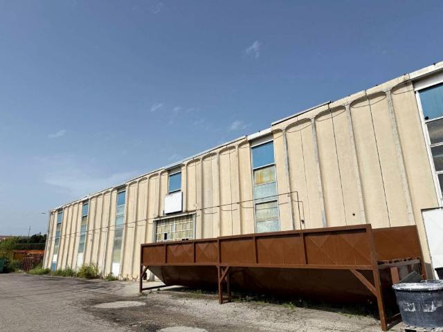 Locale Commerciale in vendita a Nepi, Lazio
