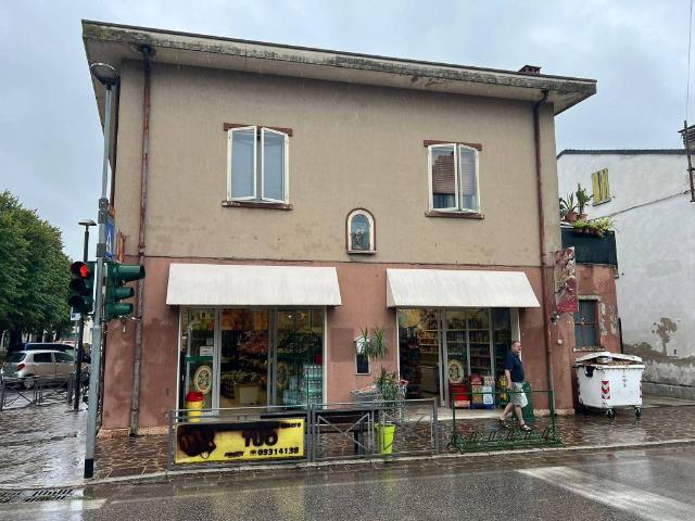 Locale Commerciale in vendita a Castelbelforte, Lombardia