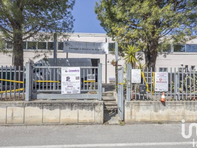 Locale Commerciale in vendita a Acquaviva, Marche