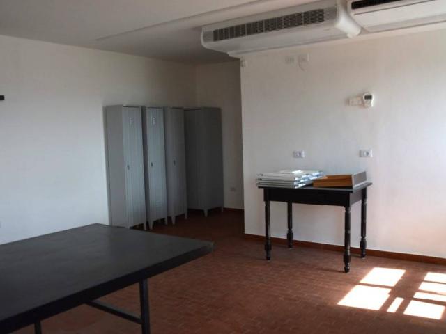 Locale Commerciale in vendita a Figuretta, Marche