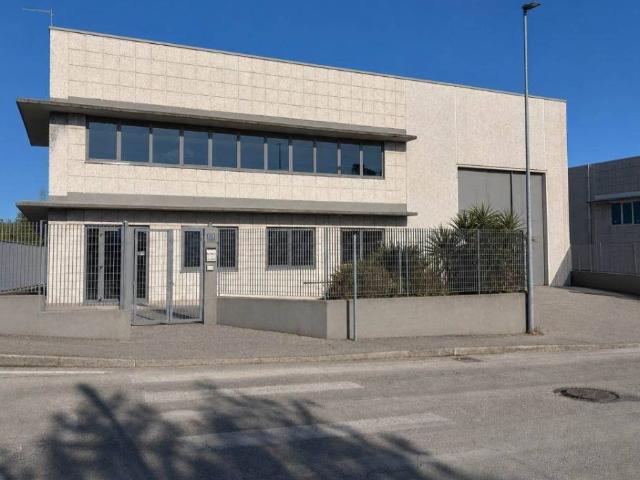 Locale Commerciale in vendita a Cerretano, Marche