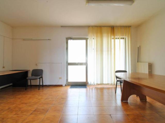 Locale Commerciale in vendita a Figuretta, Marche