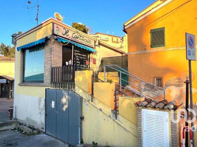 Locale Commerciale in vendita a Sant'Agostino, Marche