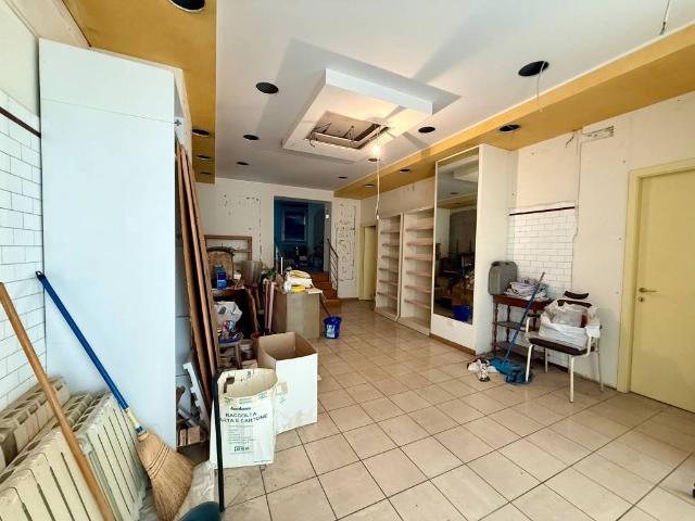 Locale Commerciale in vendita a Figuretta, Marche