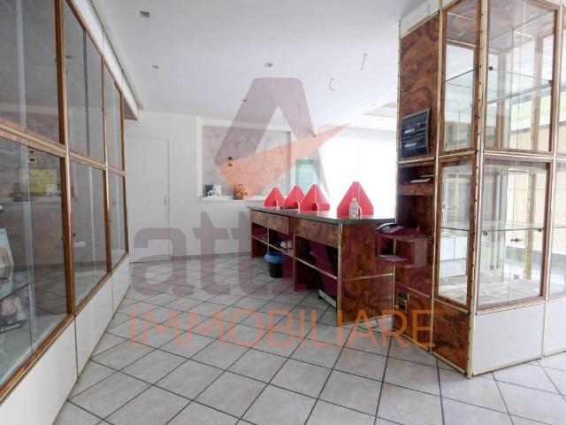 Locale Commerciale in vendita a Sant'Agostino, Marche