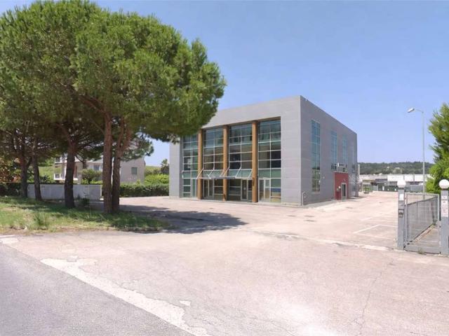 Locale Commerciale in vendita a Acquaviva, Marche