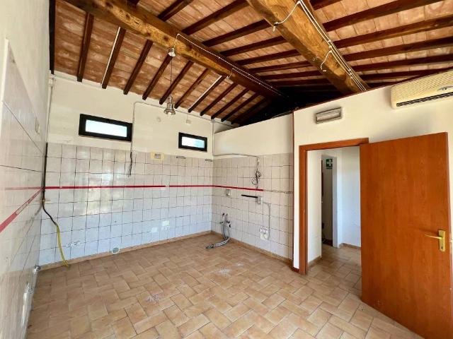 Locale Commerciale in vendita a Unione dei Comuni Circondario dell'Empolese Valdelsa, Castelfiorentino