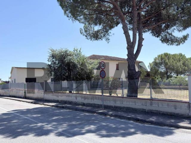 Locale Commerciale in vendita a Unione dei Comuni Circondario dell'Empolese Valdelsa, Castelfiorentino
