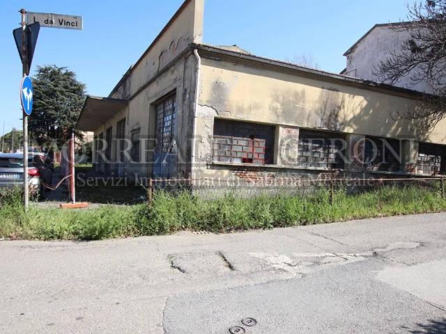 Locale Commerciale in vendita a Unione dei Comuni Circondario dell'Empolese Valdelsa, Castelfiorentino
