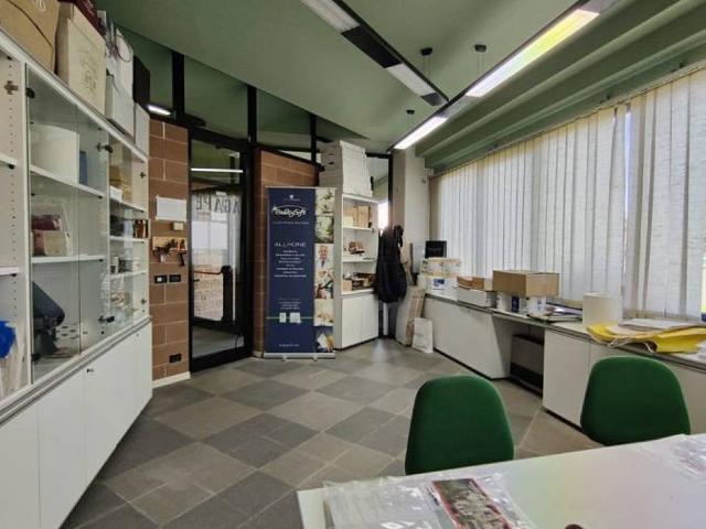 Locale Commerciale in vendita a Unione dei Comuni Circondario dell'Empolese Valdelsa, Castelfiorentino