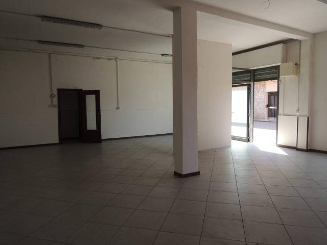 Locale Commerciale in vendita a Castelfranco Emilia, Modena