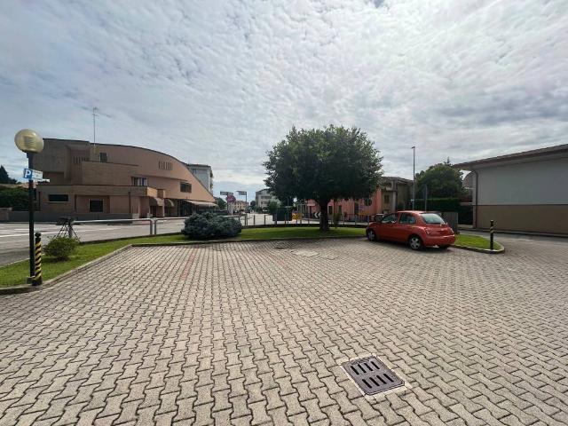 Locale Commerciale in vendita a Castelfranco Veneto, Veneto