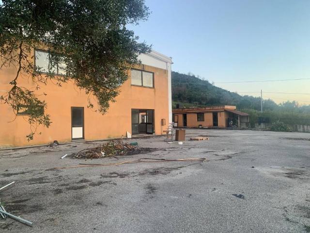 Locale Commerciale in vendita a Castellabate, Campania