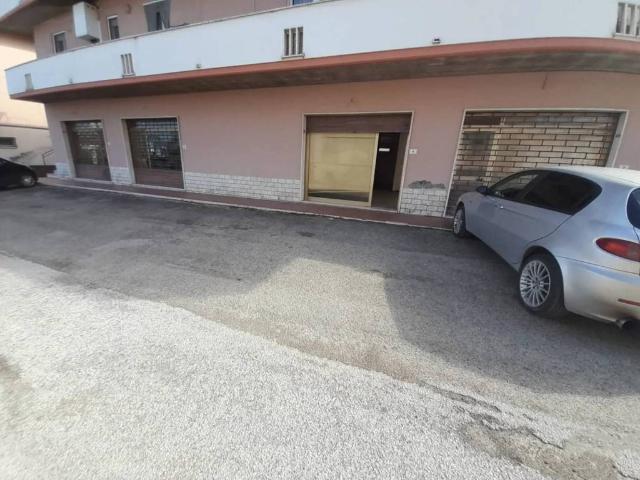 Locale Commerciale in vendita a Castellalto, Abruzzo