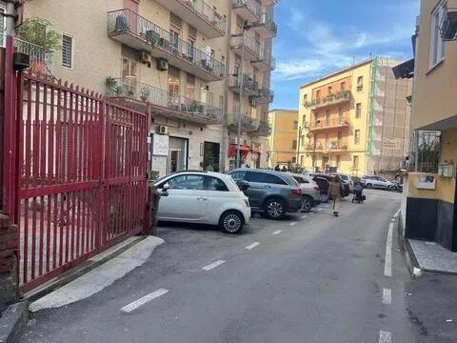 Locale Commerciale in vendita a Castellammare Di Stabia, Campania